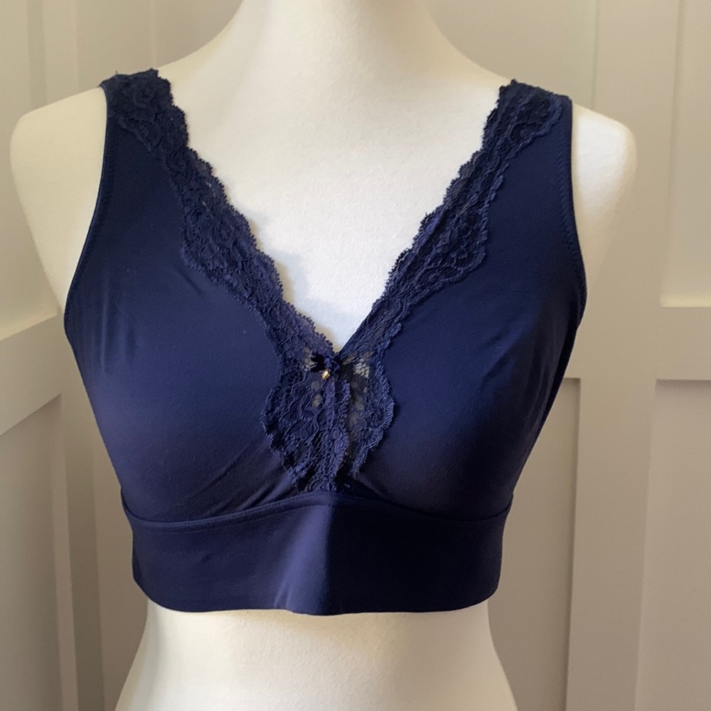 Soma BNWOT style is the embraceable wireless Unlined LT bra. Blue & large
